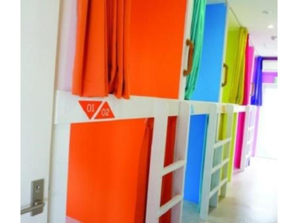 神戶的住宿－GuestHouse Geragera - Vacation STAY 95129v，一间拥有色彩缤纷的墙壁和色彩缤纷的架子的房间