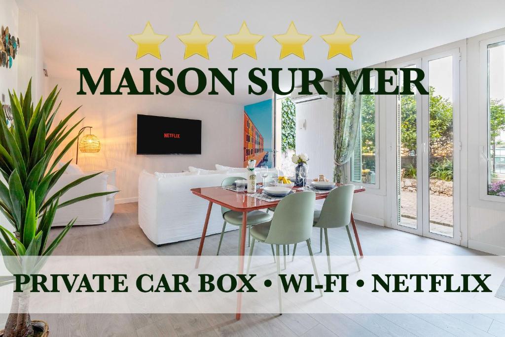 een woonkamer met een tafel en gele sterren aan de muur bij MAISON SUR MER - Garage & Jardin Privè in Roquebrune-Cap-Martin