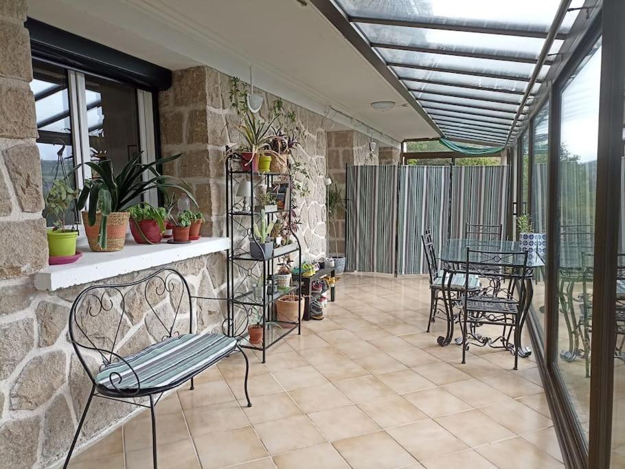 um pátio com uma mesa e cadeiras num pátio em Studio chemin de Saint Jacques em Vals-près-le-Puy