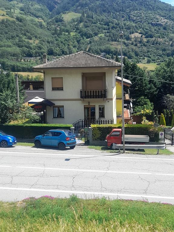 dos autos estacionados frente a una casa en Casa vacanze Gianluca en Aosta