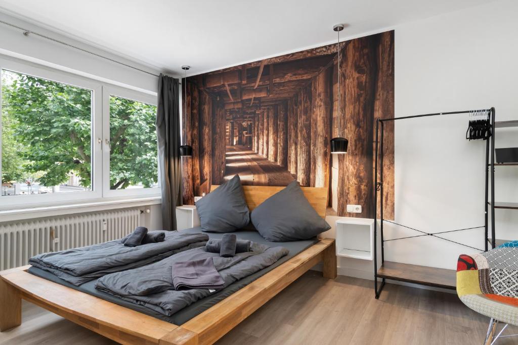 亞琛的住宿－Apartment 3, direkt am Bahnhof，一间卧室配有一张木墙床