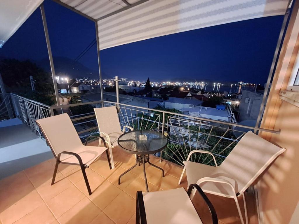 d'un balcon avec des chaises et une table offrant une vue. dans l'établissement apartman ANAMI, à Bar