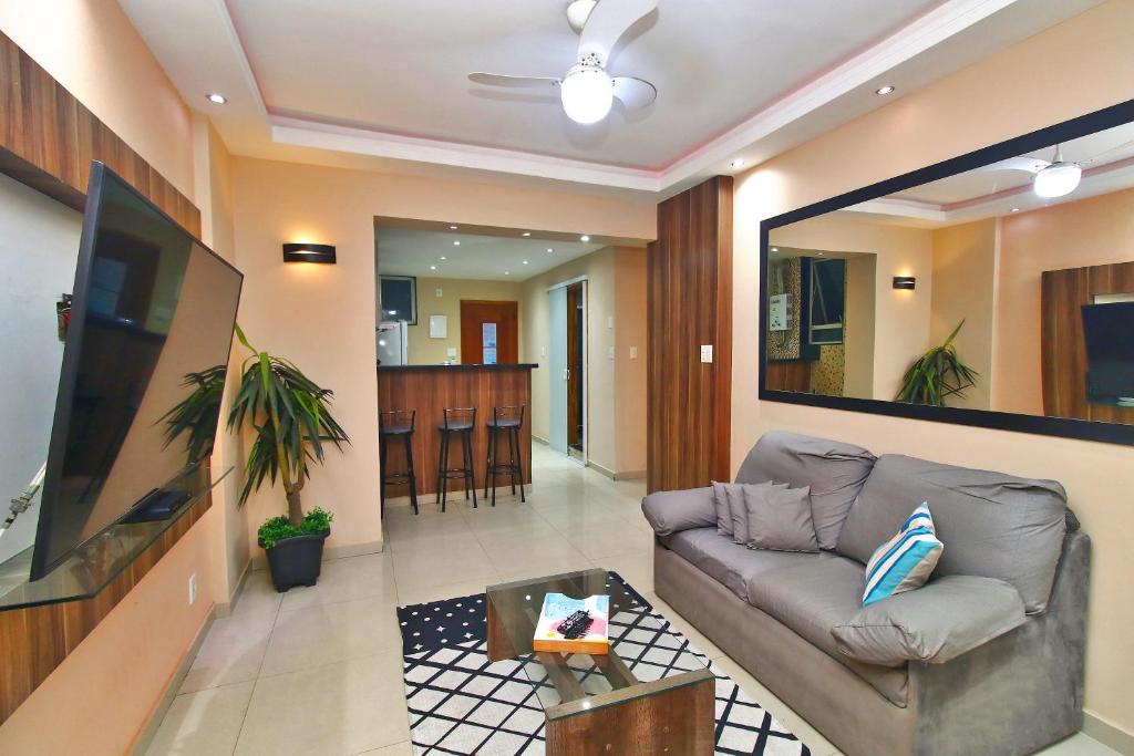 sala de estar con sofá y espejo grande en Rio Spot Homes Copacabana D038, en Río de Janeiro