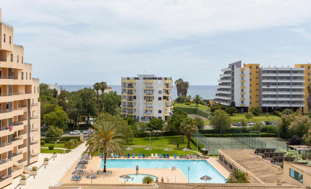 um apartamento com piscina e edifícios em Amazing Sea View Apartment Praia da Rocha em Portimão