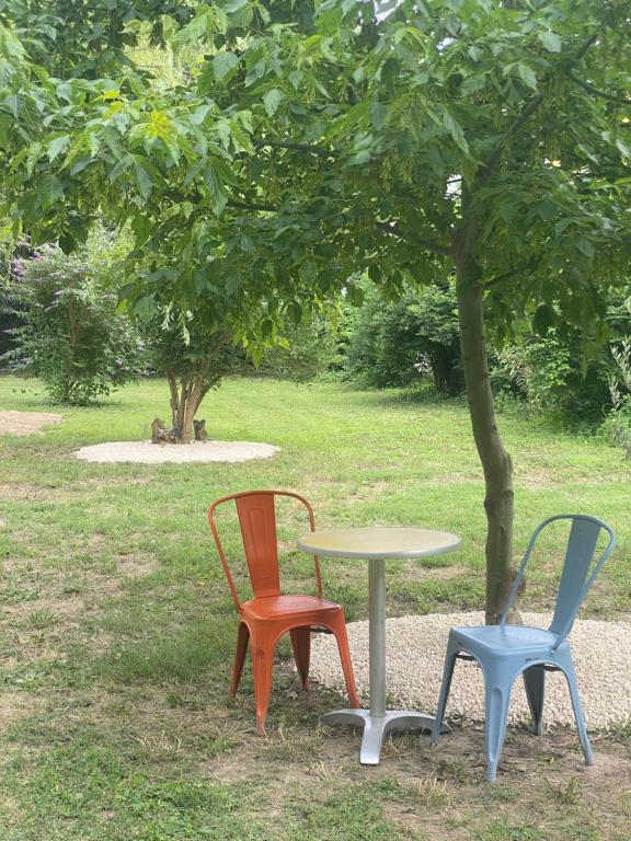 Aed väljaspool majutusasutust Chambre d'hôtes Les Cyprès de l'île