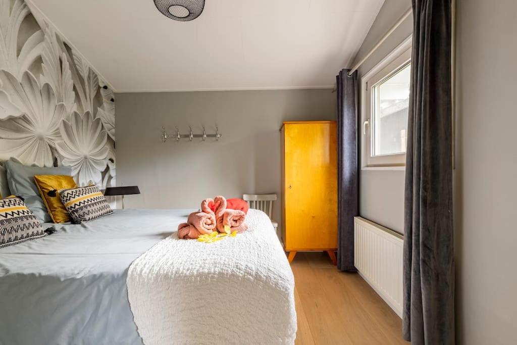 Postel nebo postele na pokoji v ubytování NOFLIK, een gezellig chalet met een fraaie en rustige ligging