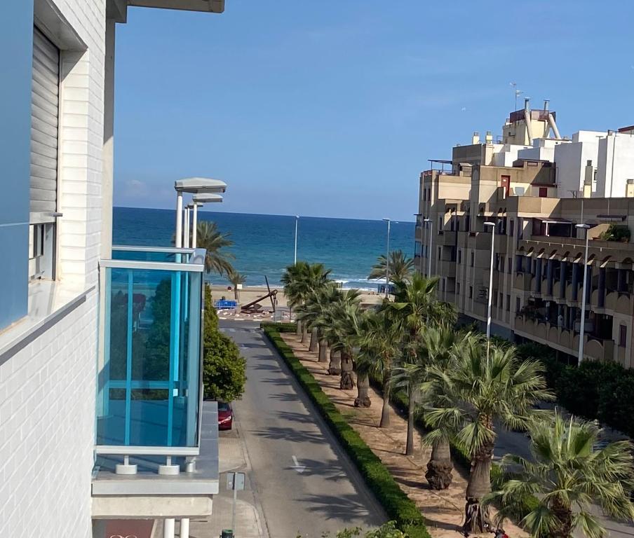 サグントにあるVoraMar 3 Playa Puerto de Saguntoのビーチの景色を望むバルコニーが備わる客室です。