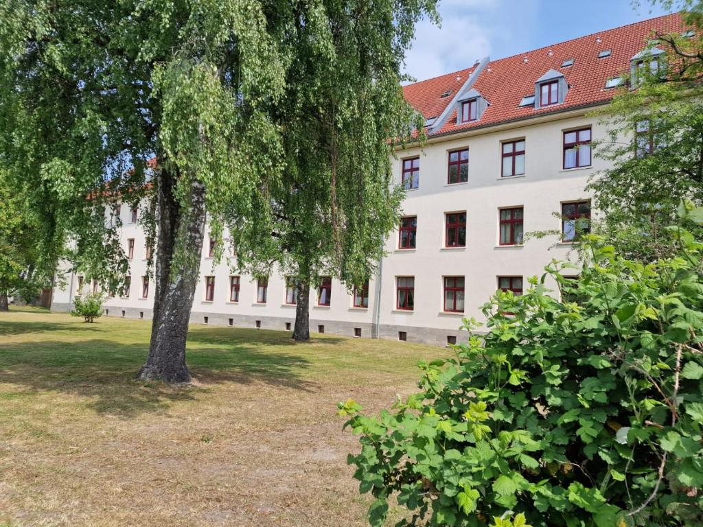 ein Gebäude mit Bäumen davor in der Unterkunft Unterkunft Greifswald in Greifswald