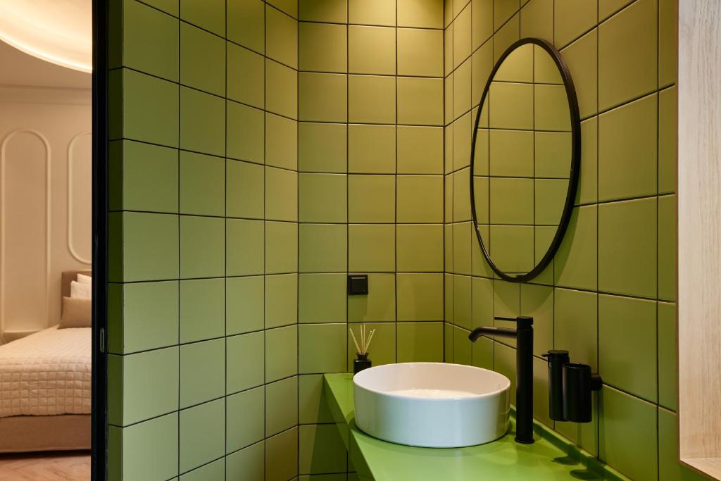 DWELL - Elegant City Stay - 2