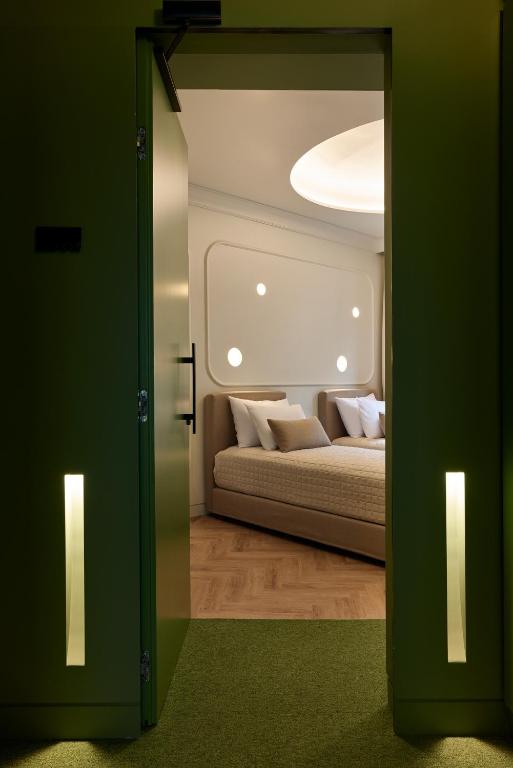 DWELL - Elegant City Stay - 3