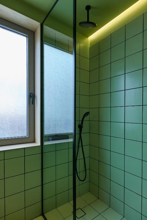 DWELL - Elegant City Stay - 10