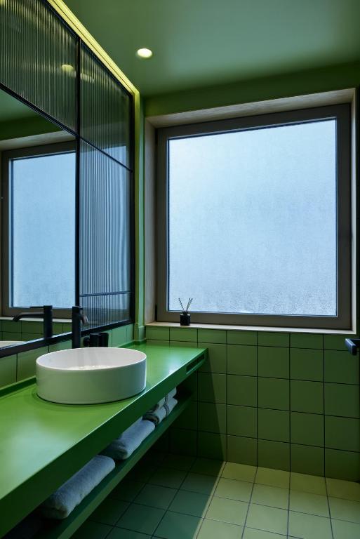 DWELL - Elegant City Stay - Resim 32