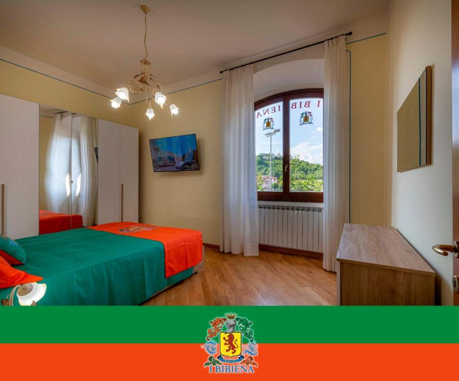 une chambre d'hôtel avec un lit et une fenêtre dans l'établissement IBibiena - CASA CAMALDOLI, à Poppi