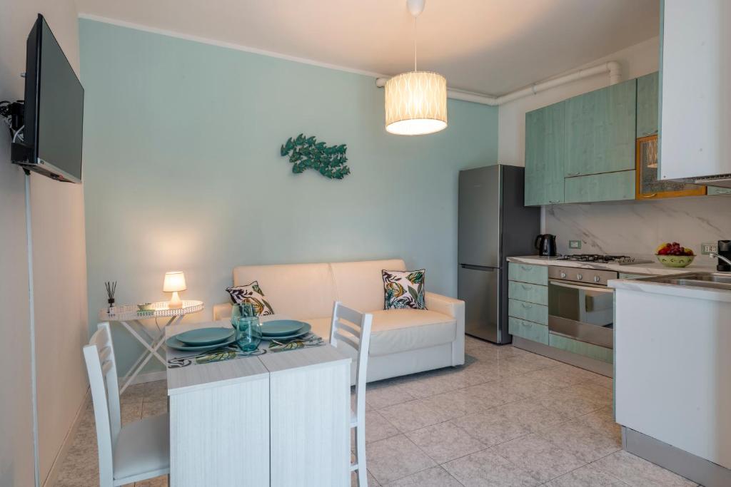 kuchnia i salon ze stołem i kanapą w obiekcie La Casa del Pescatore w mieście Cernobbio