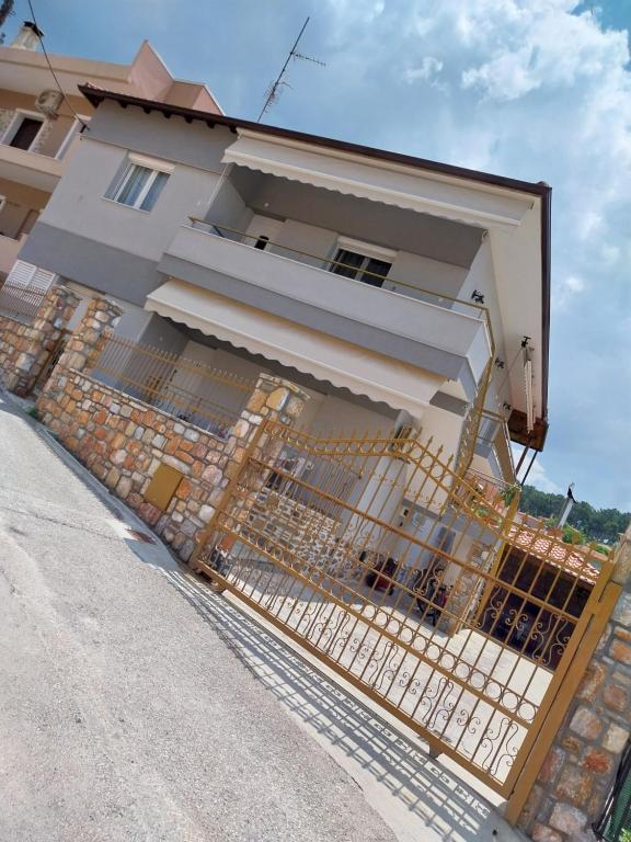 una cerca frente a una casa en OLGAS house no1 in Polygyros Chalkidiki, en Polígiros