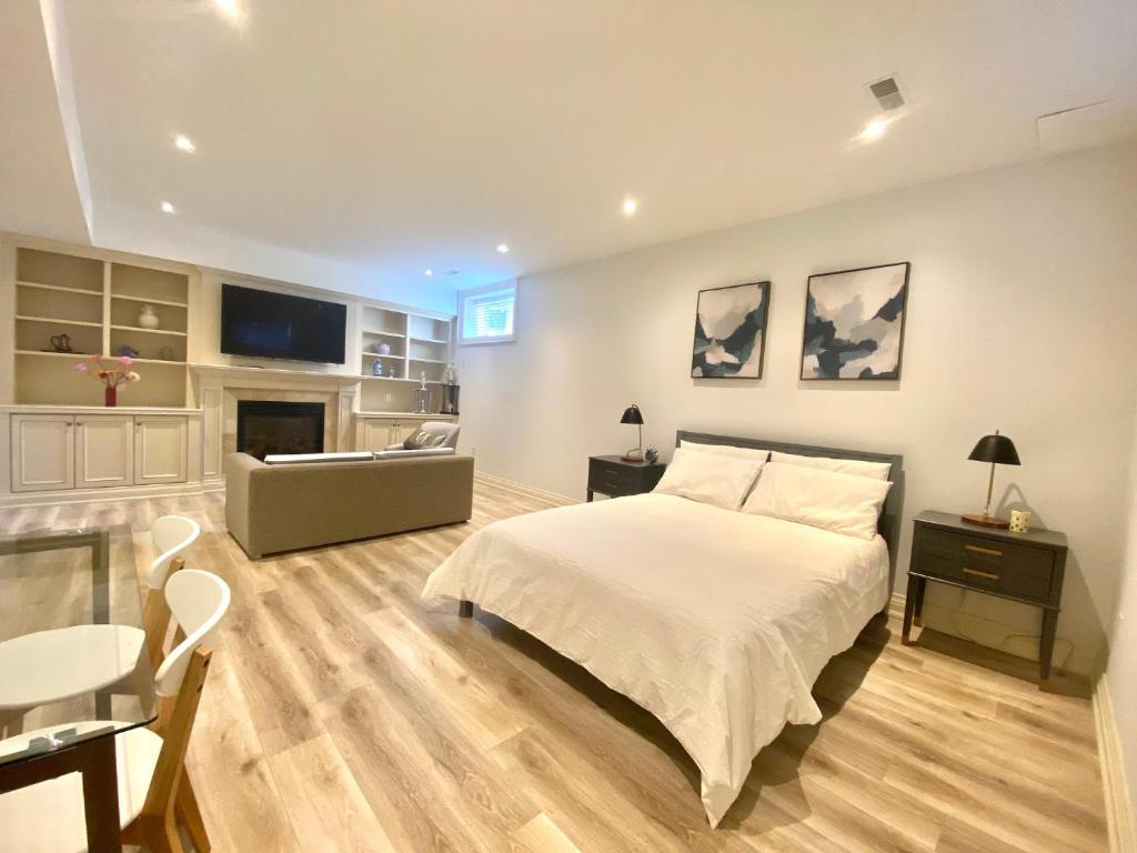 ein Schlafzimmer mit einem Bett, einem Tisch und einem Sofa in der Unterkunft One Deluxe Bedroom Suite in Midtown in Toronto