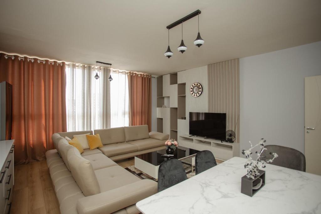 uma sala de estar com um sofá e uma mesa em City Center Apartment Scutari em Shkodër