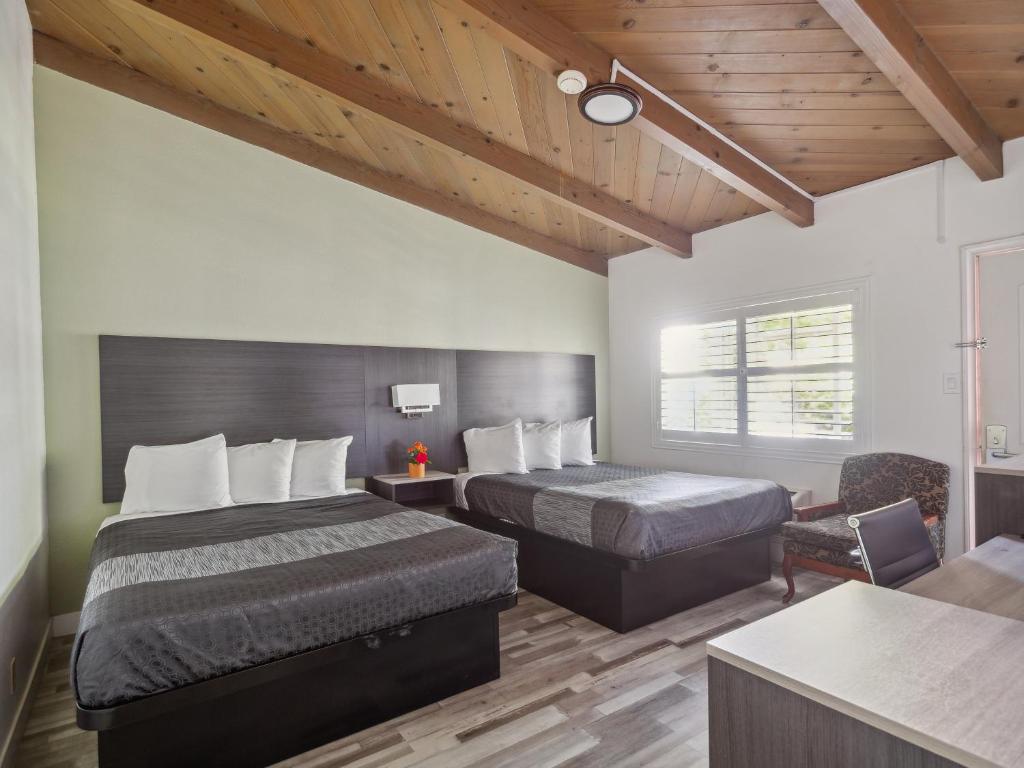 Tempat tidur dalam kamar di Discovery Inn Monterey Bay