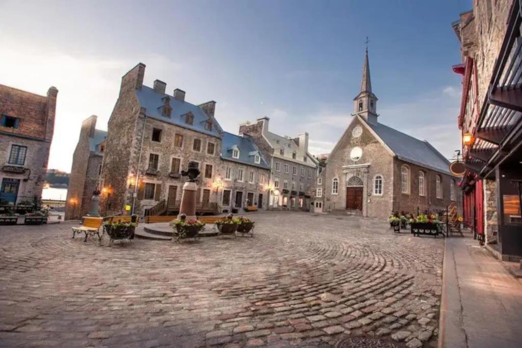 una calle con un grupo de edificios y una iglesia en Luxurious condo (1100 sq2) /private elevator! en Quebec