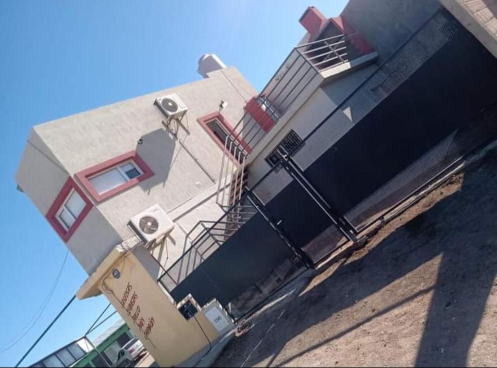 un edificio con un cartel en el costado en Depto para 4 personas en San Antonio Oeste