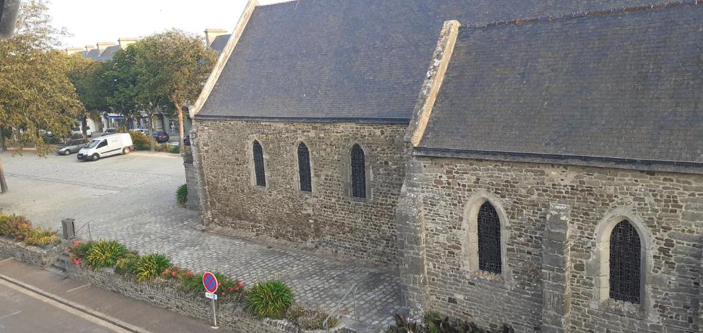 Fotografie z fotogalerie ubytování leBel endroit 145m2 , terrain et terrasse de 350m2 au coeur des commerces ,à proximité de la mer et tous services inclus v destinaci Portbail
