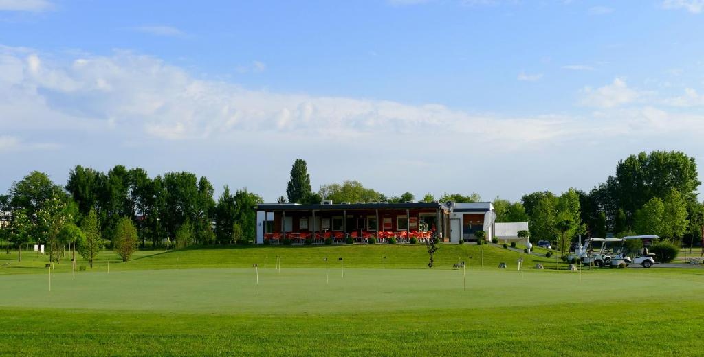 Golf v hostelu nebo okolí