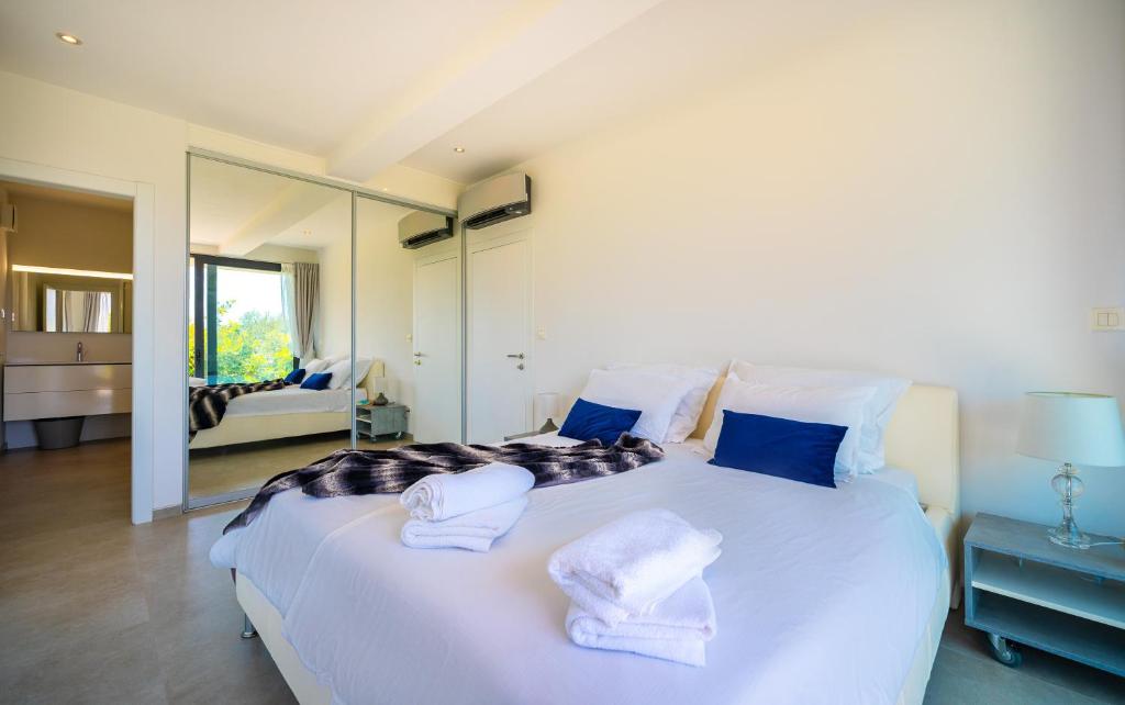 Postel nebo postele na pokoji v ubytování Luxury Hidden Oasis - Greca