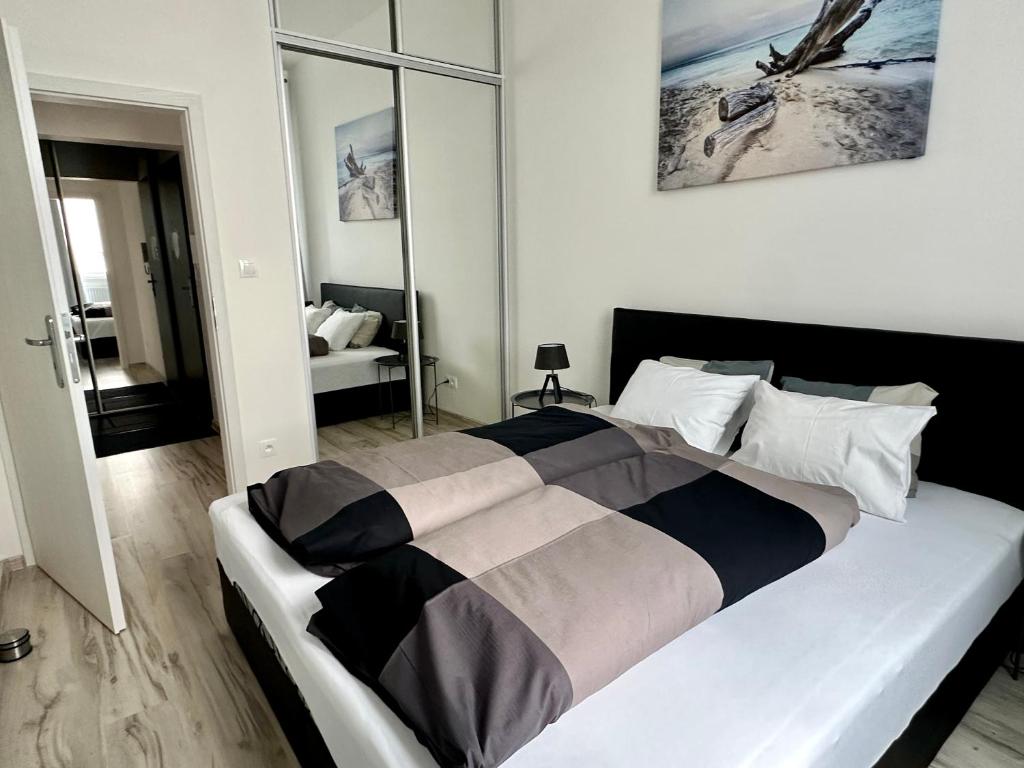 1 dormitorio con 1 cama grande en una habitación en Oskar Wilde, en Stará Ľubovňa