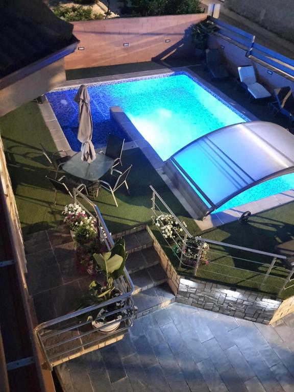 una vista aérea de una piscina con sombrilla en Raco de Lis en La Torre de Claramunt