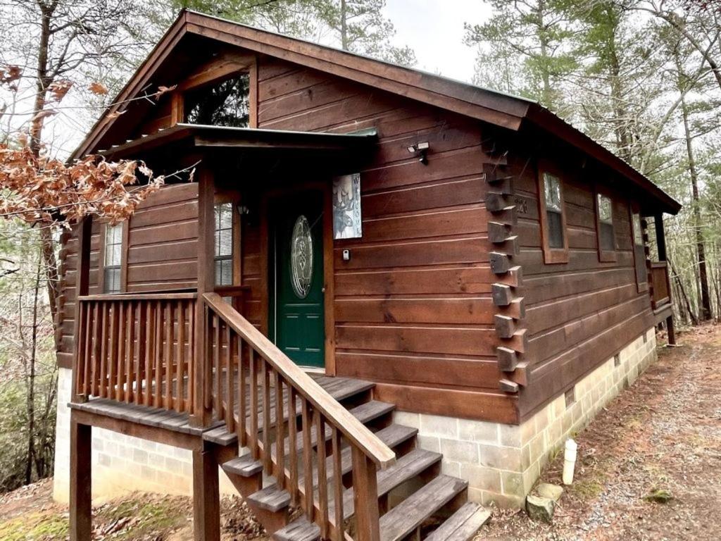 una cabina nel bosco con scala in legno di Perfect Loose Moose - Dog and Motorcycle Friendly Home a Tellico Plains