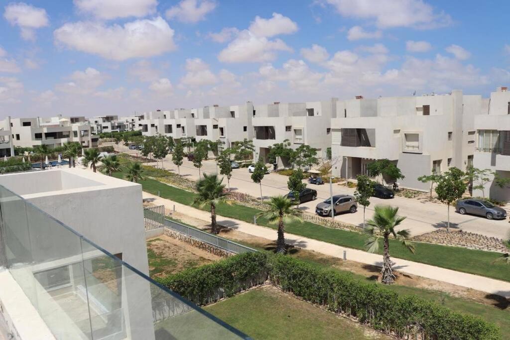 uma vista aérea de um edifício com estacionamento em Hacienda Bay 4 bedrooms Chalet em El Alamein