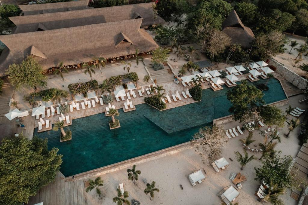 una vista aérea de un complejo con piscina en Makani Luxury Wanderlust, en Tierra Bomba