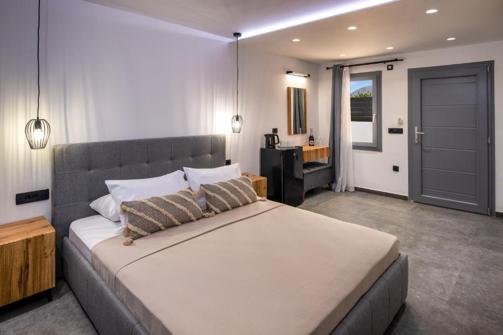 Postel nebo postele na pokoji v ubytování Potamida Suites