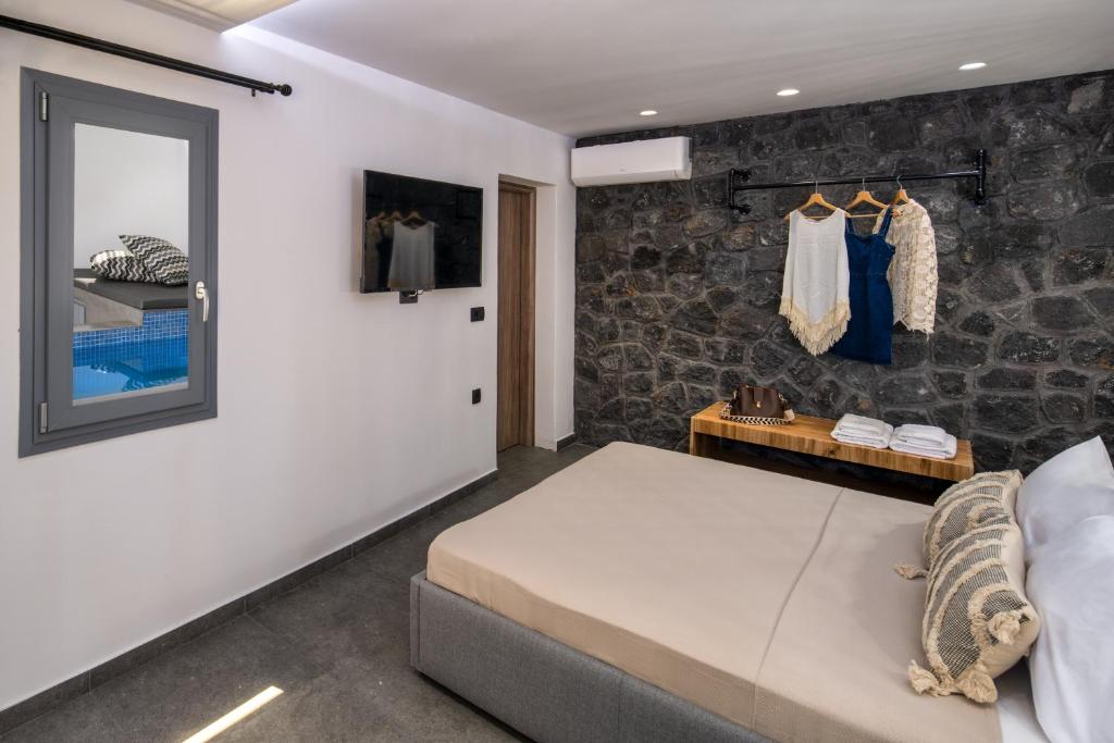 Postel nebo postele na pokoji v ubytování Potamida Suites