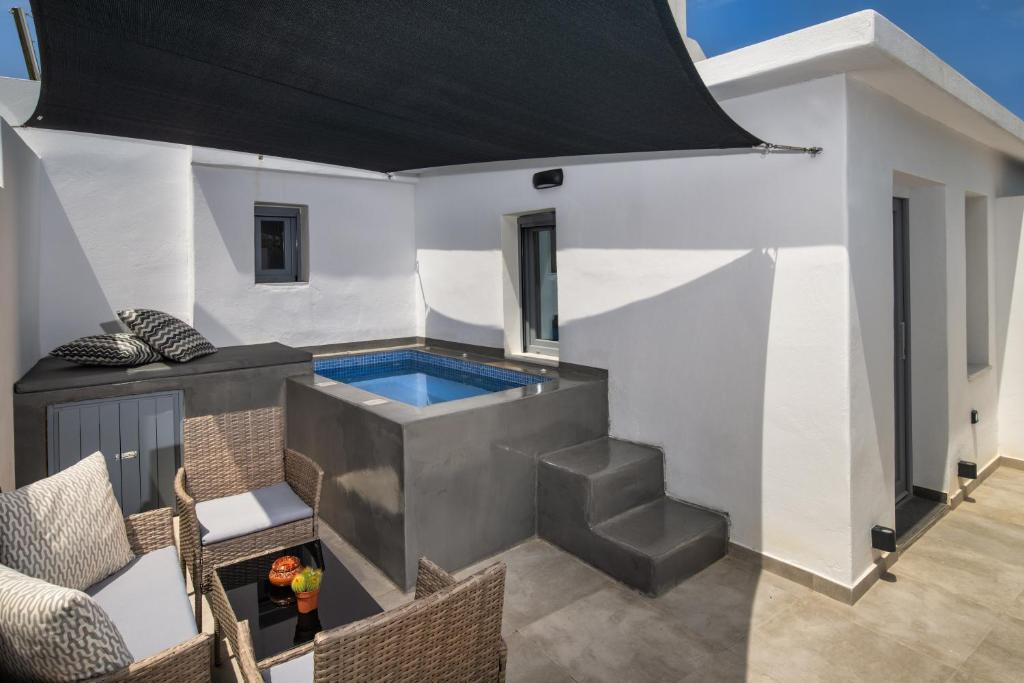 Bazén v ubytování Potamida Suites nebo v jeho okolí
