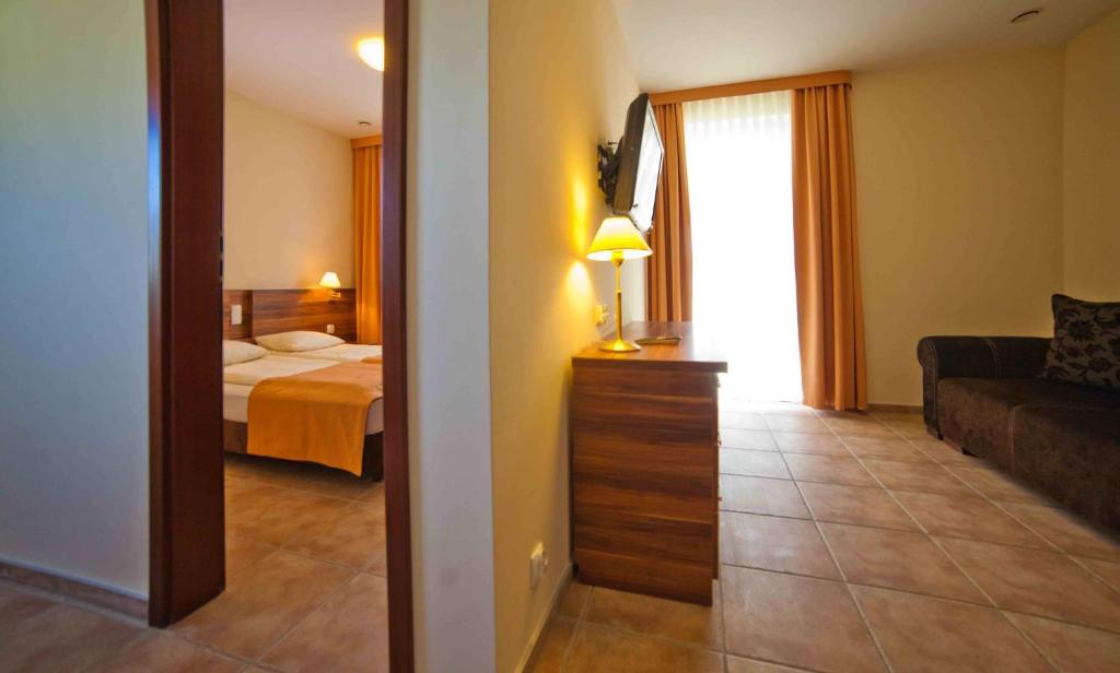 Posteľ alebo postele v izbe v ubytovaní Amelia Apartamenty - sala zabaw, 2 sypialnie, garaż podziemny