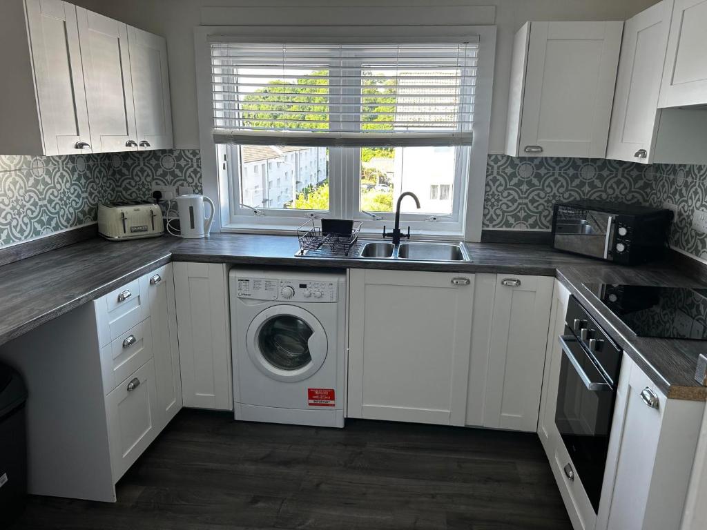 Una cocina o kitchenette en Entire Modern Apartment in Oban with Balcony