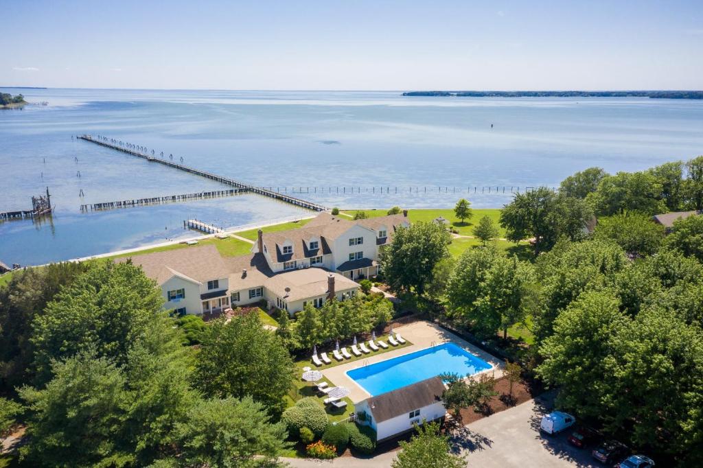 una vista aérea de una casa con piscina y muelle en 25 Bedrooms - Retreat Center Waterfront Renovated, 