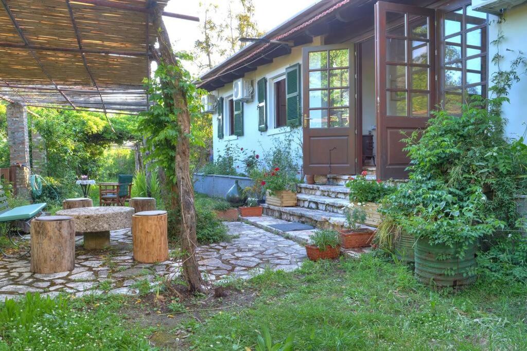 uma casa com um jardim com um pátio em Villa Verde em Kounavádes