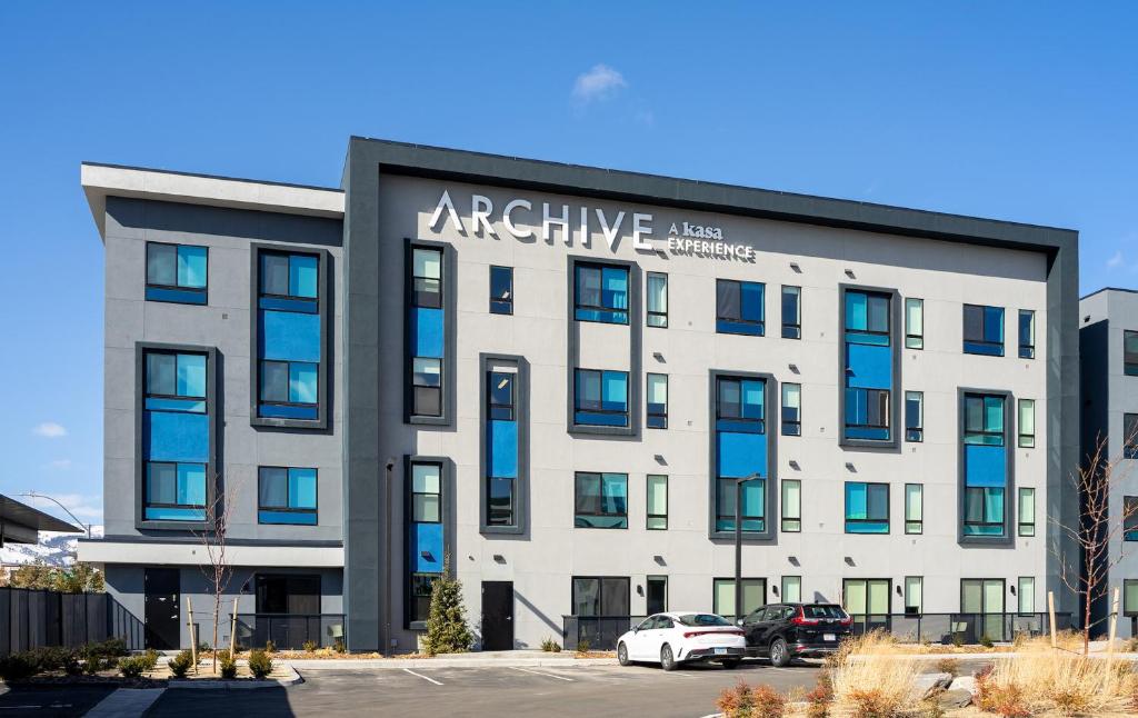 um edifício de apartamentos com uma placa em Kasa Archive Reno-Tahoe em Reno