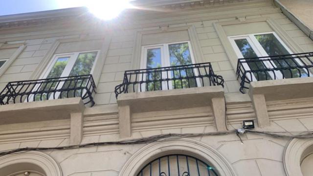 um edifício com três varandas em cima em Casona Gorbea Hotel em Santiago