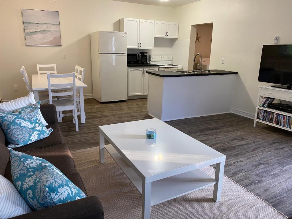 - un salon avec un canapé et une table dans l'établissement 2 bedroom, sleeps 7 in Wasaga Beach, à Wasaga Beach