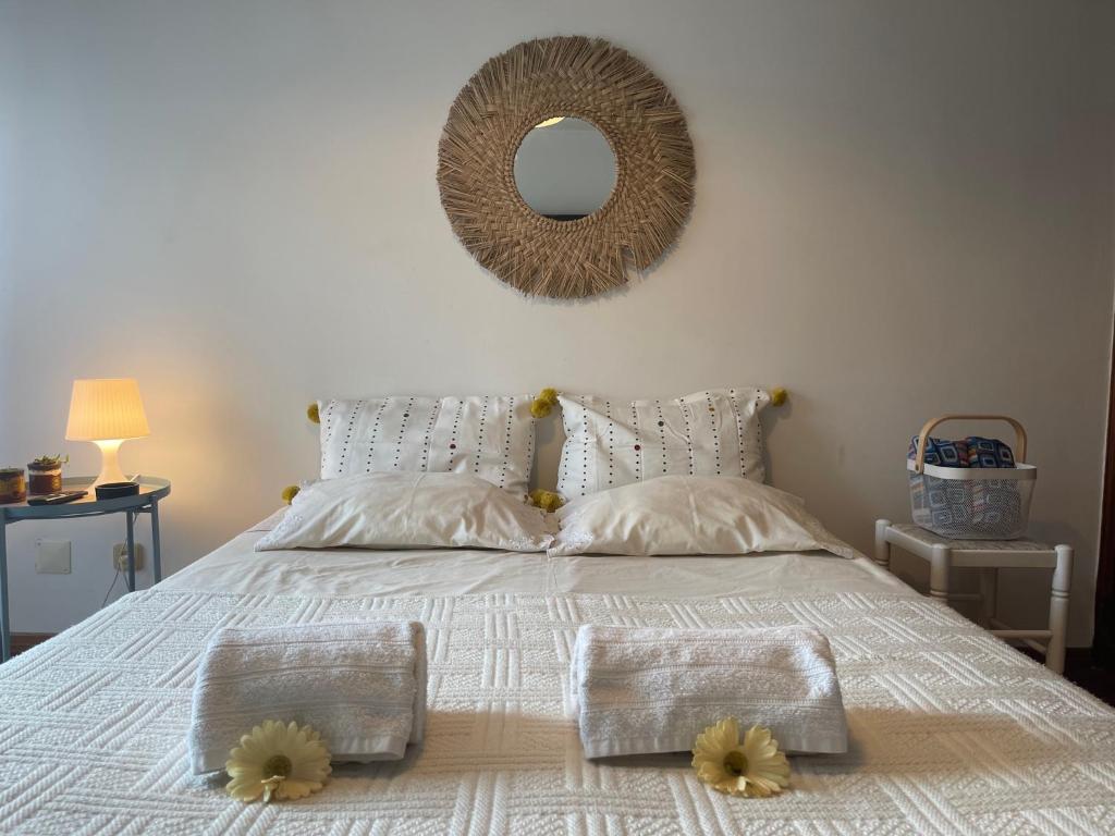 1 dormitorio con 1 cama grande y espejo en la pared en BestHomeStay- Caparica Beach Lisbon, en Almada