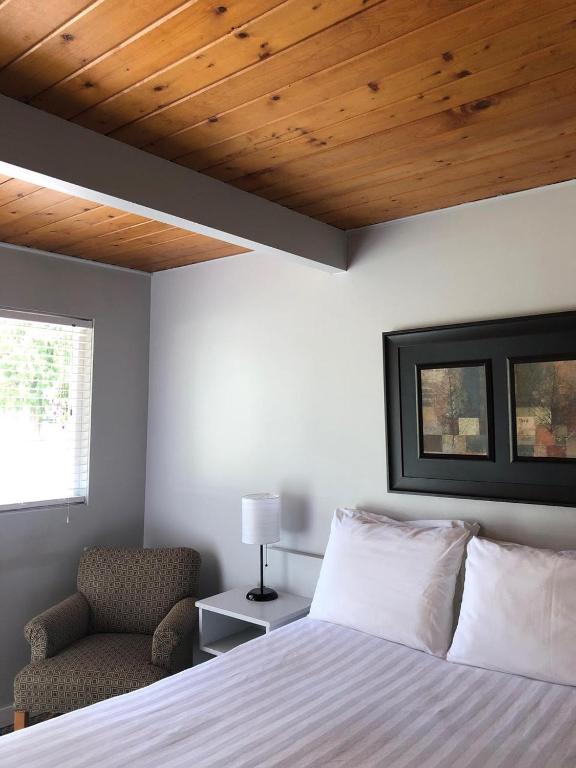 Postel nebo postele na pokoji v ubytování Pines Motel