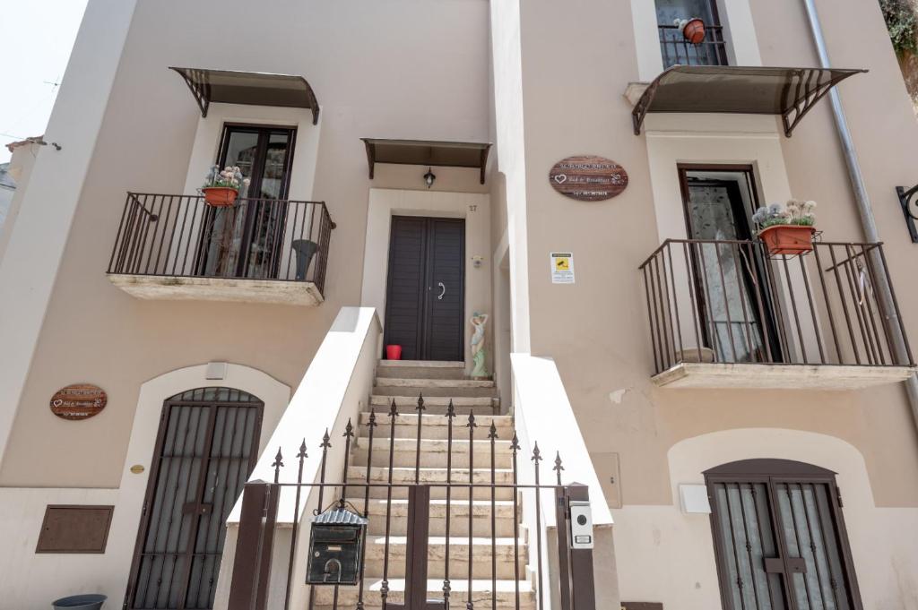 un edificio con escaleras y balcones. en Il Borgo Antico B & B, en Capurso