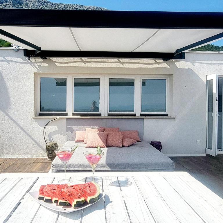 Balkón alebo terasa v ubytovaní Holiday house in Split with sea view, terrace, air conditioning, WiFi 4937-1