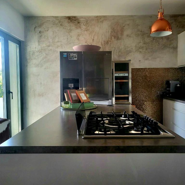 Kuchyňa alebo kuchynka v ubytovaní Holiday house in Split with sea view, terrace, air conditioning, WiFi 4937-1