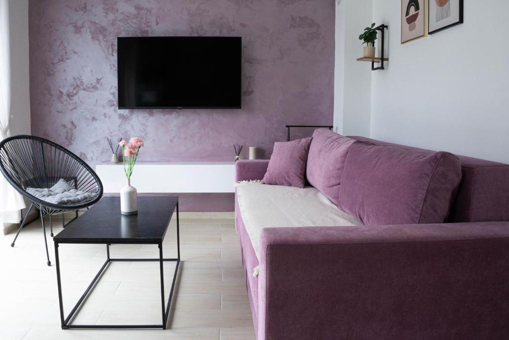 salon z fioletową kanapą i stołem w obiekcie Villa Nana Pag w mieście Pag