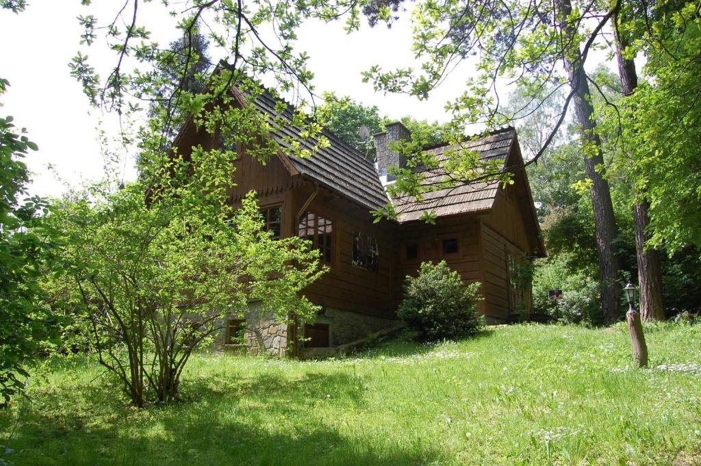 drewniany dom pośrodku pola w obiekcie Dom w Jaśminach w Nałęczowie