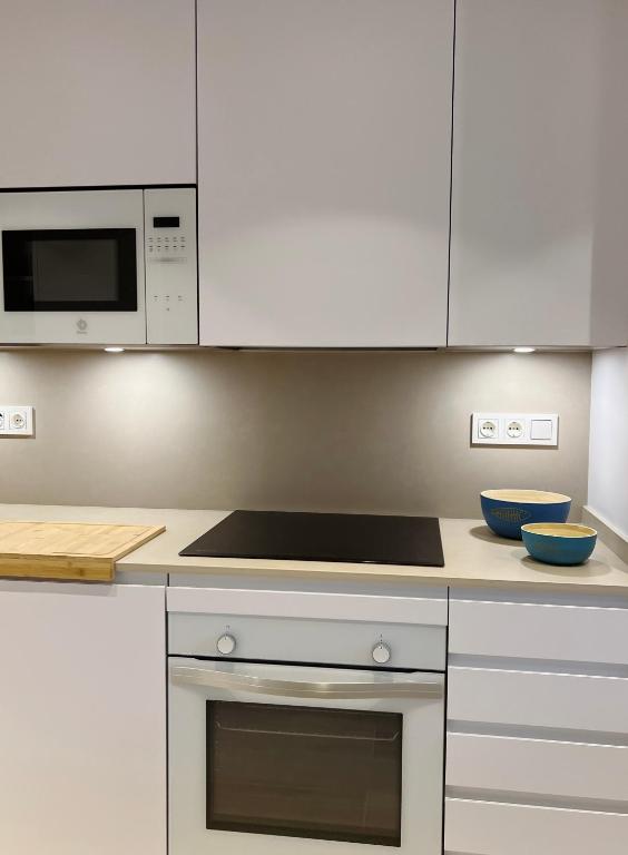 Kuchnia lub aneks kuchenny w obiekcie Modern new apartment, sea view and private parking